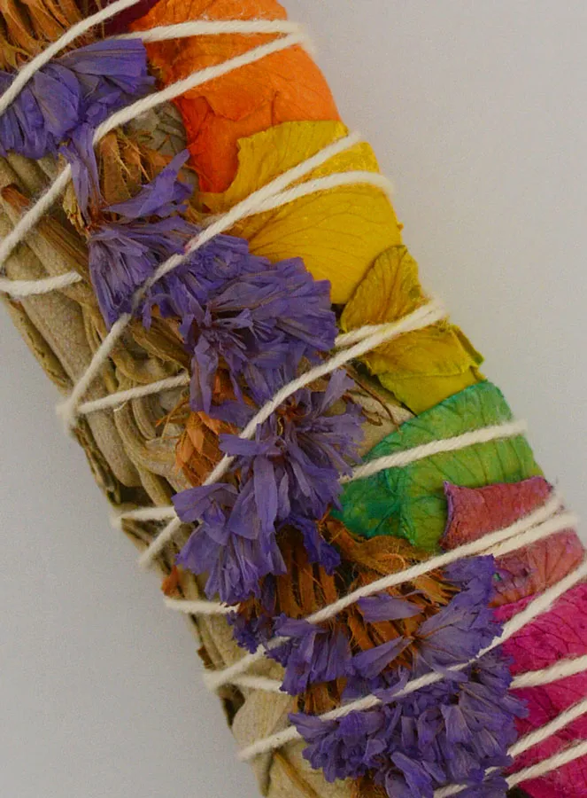 White Sage and Multicoloured Rose Petals - Smudge Stick 30g (pic 3)